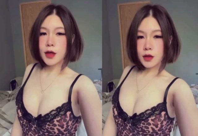 Em mặc váy ngắn bó sát, ngồi trên đùi anh, hai tay ôm cổ hôn say đắm trong khi anh ta vuốt ve mông em công khai. Dù biết anh là dân anh chị chuyên gây sự, em vẫn siết chặt người anh, thì thầm “Em thích anh hư như thế này” trước khi bị anh kéo vào toilet chịch mạnh bạo.