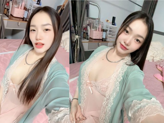 Gái xinh được người yêu chịch cho ngộp thở khi em quỳ doggy cong mông cao trên giường. Lồn múp căng bóng rung rẩy theo nhịp dập mạnh bạo khiến nước dâm phun ra thành tia.