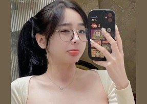 Những người trẻ tuổi hưởng đước sếp đã cho họ bú lồn