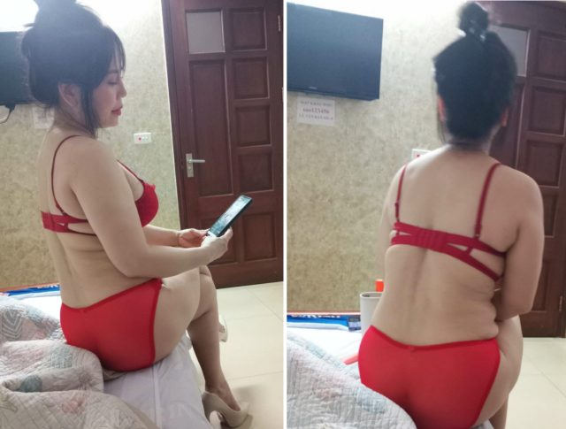 Phim sex MBBG em hàng họ vẫn đã mở đầu bằng cảnh anh rể lén kéo em vợ trẻ vào phòng khách khi cả nhà đang ngủ. Em mặc áo bà ba mỏng, ngượng ngùng nhưng nhanh chóng cong mông cao đón nhận anh. Anh địt mạnh từ phía sau, em cắn gối rên rỉ khoái cảm, lồn ướt át siết chặt khiến anh càng phê hơn vì cảm giác cấm kỵ.
