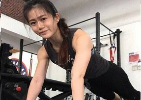 Để tránh bị đuổi việc cái kết, yêu cầu vợ đi làm giúp việc cho con trai của sếp